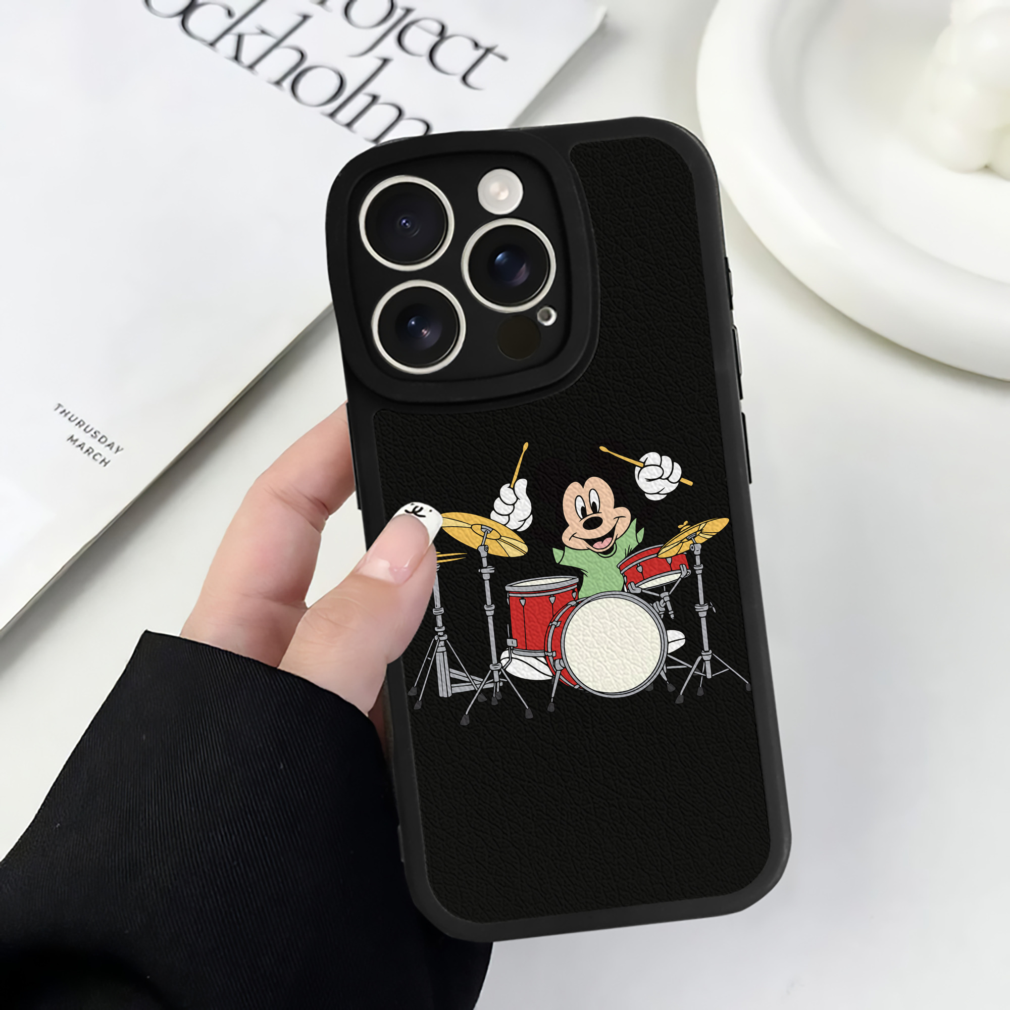 （画像用） ミッキーマウス Mickey Mouse 【iPhone 16シリーズ対応】シリコンスマホケース（レザー調） 材質：シリコン